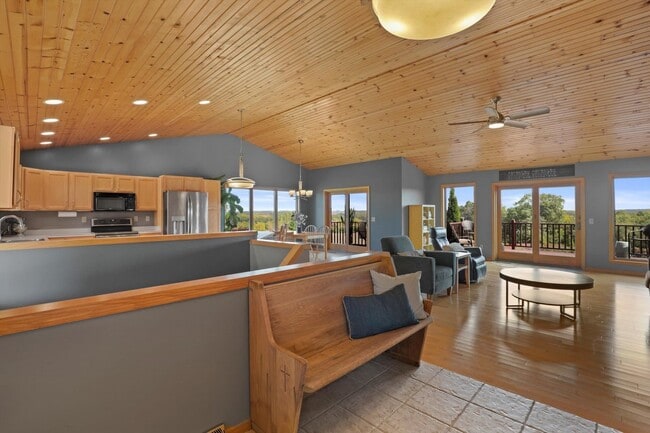 Foto del edificio - 8875 Blue Vista Ln