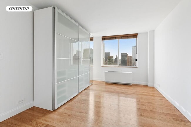 Building Photo - 350 W 50th St