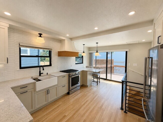 Foto del edificio - Fully Remodeled Ballard 5 Bed/2 Bath Home w/ A/C!