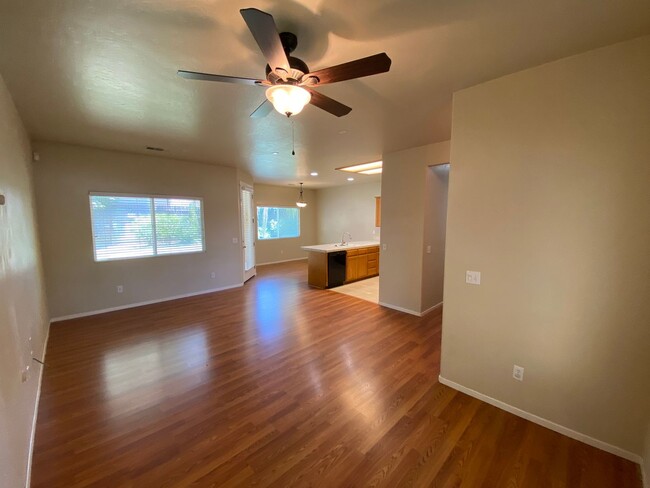 Building Photo - Gorgeous Tulare home in a great school dis...