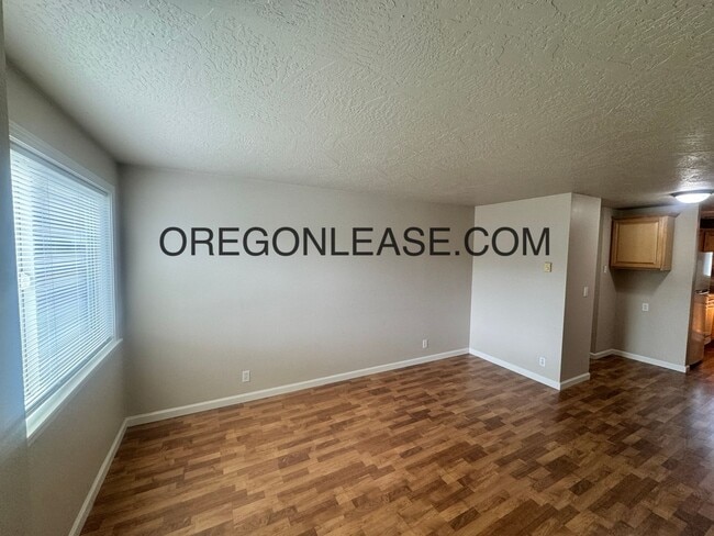 Building Photo - 2 Bed one bath South Hills duplex