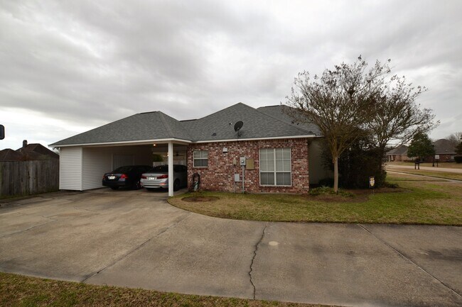 Building Photo - Zachary School District!  Vintage 3 bedroo...