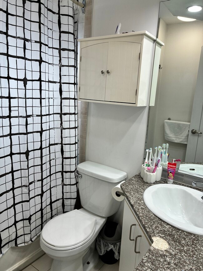 Building Photo - 653 Av 92E