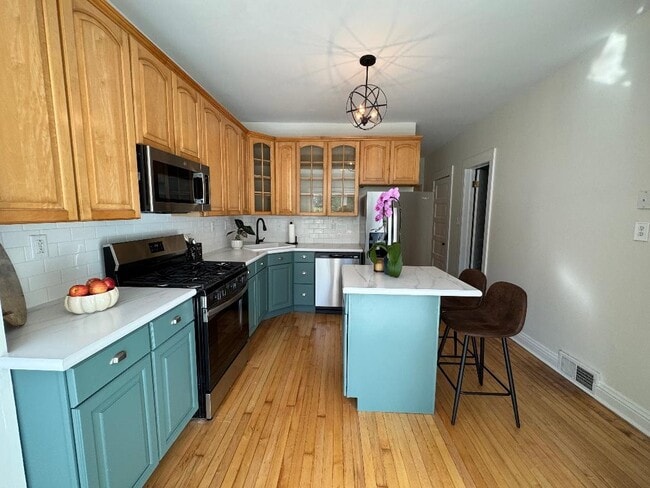 Building Photo - 1831 W Nelson St