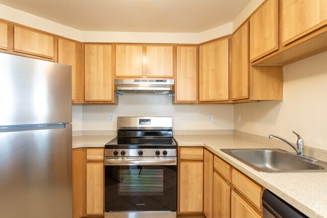 2BR, 2BA - 1,505SF - Kitchen - 8 Howard and The 305 Apartments