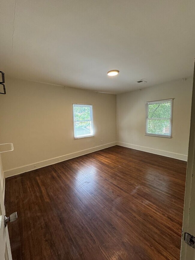 Foto del edificio - 2328 E 7th St