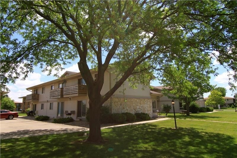 Building Photo - 2020-2020 Maplecrest Dr