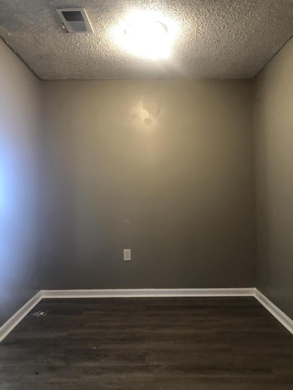 Building Photo - 2025 Sherwood Meadow Dr