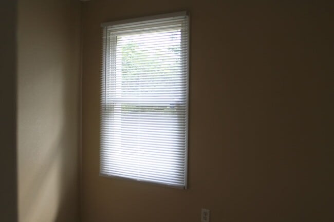 Building Photo - 3 Bed 1 Bath home on Jones Street