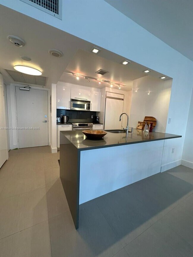 Building Photo - 10275 Collins Ave