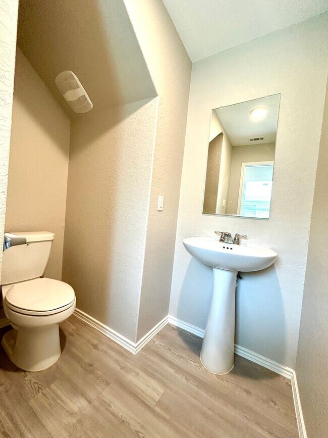Building Photo - **APPLICATION RECEIVED** MUST SEE!! 2- Sto...