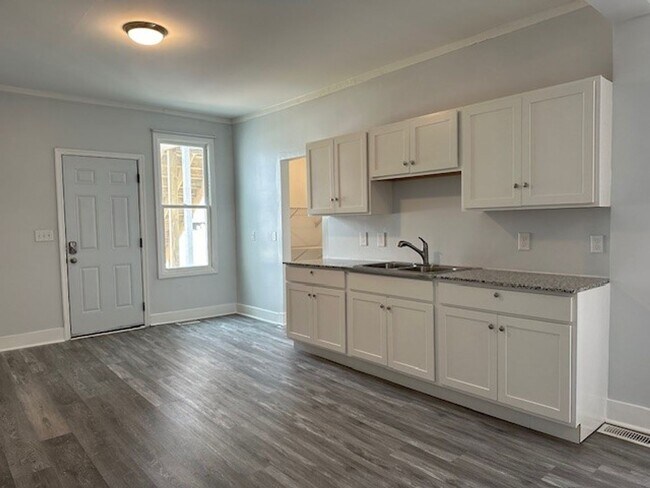 Building Photo - Renovated 1st Floor 2 Bedroom 1 Bathroom A...