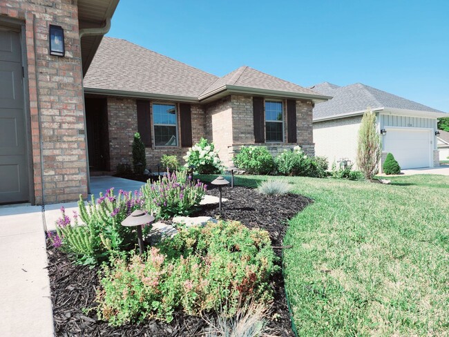 Building Photo - Hickory Valley Luxury,  Newer  4 Bed Room,...