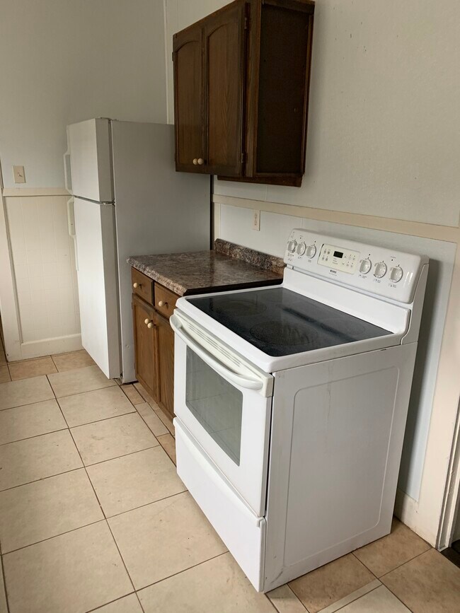 Electric range n refrigerator - 1041 W Kings Hwy