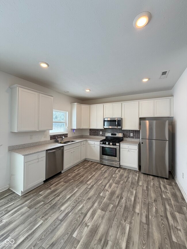 Foto del edificio - 1184 Lakeshore Dr