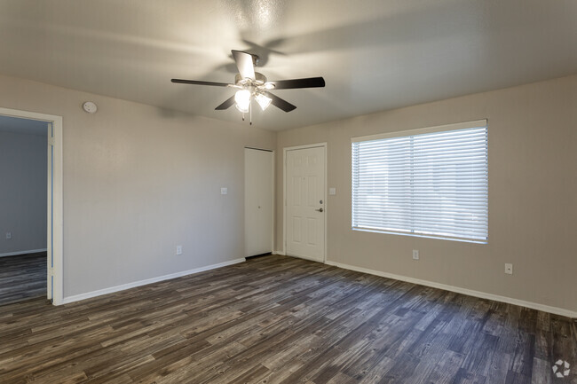 2HAB, 2BA - 1,120 ft² - Sunrise on the Rail