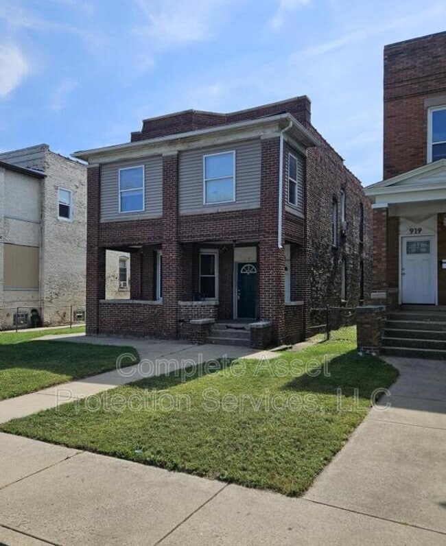 Building Photo - 917 W 144th St