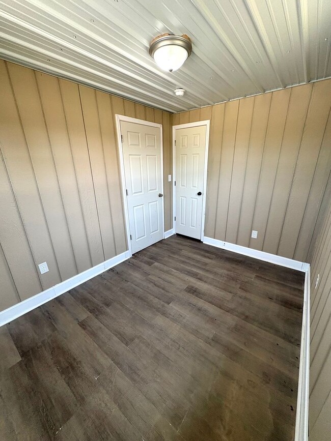 Building Photo - Spacious Home in the Heart of Cave City!