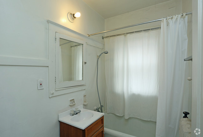 Baño - Franklin Arms Apartments