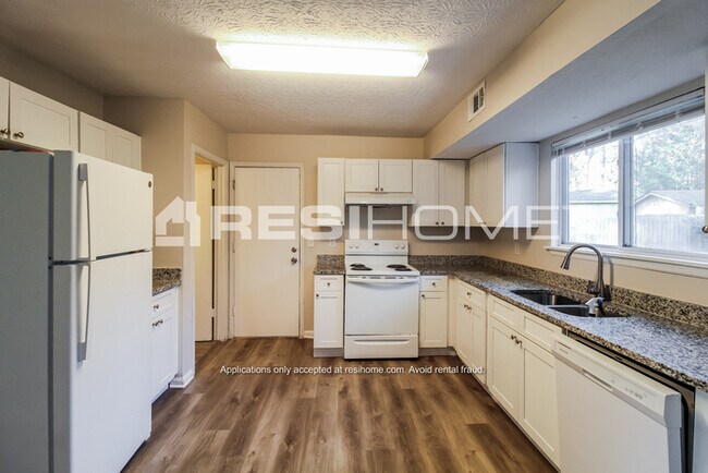 Foto del edificio - 915 Mainstreet Lake Dr