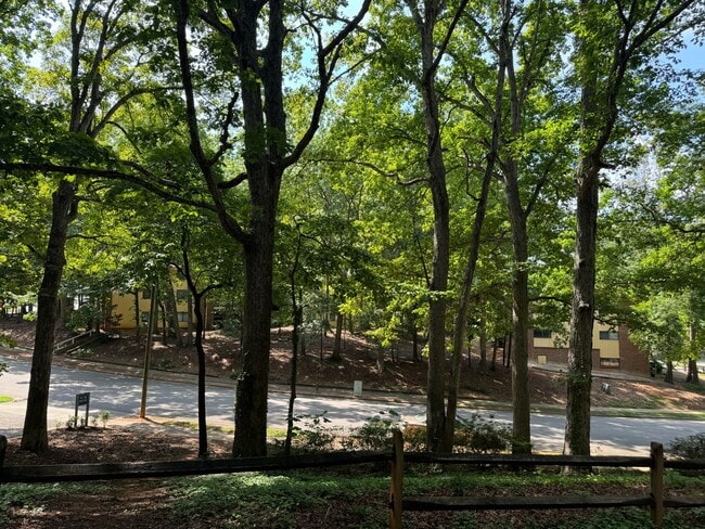 Building Photo - 2BR/1.5BA Townhome Style Apartment