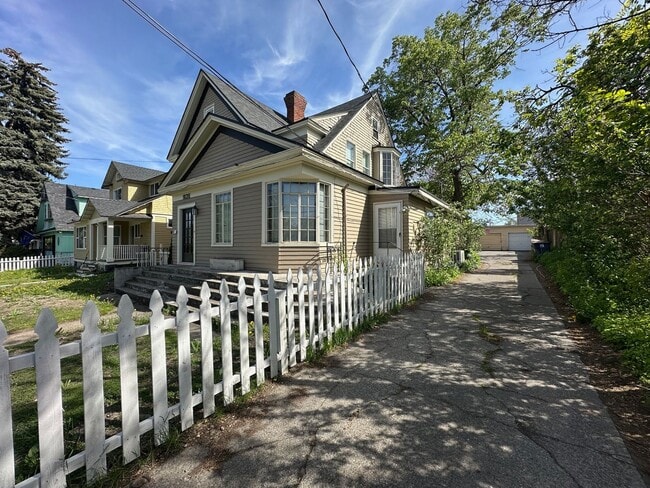 Building Photo - L992
