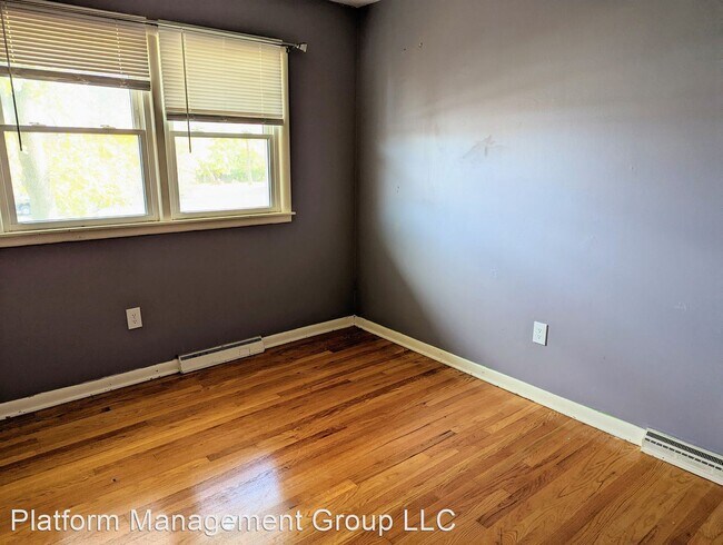 Building Photo - 3 br, 1 bath House - 1A Youngs Place
