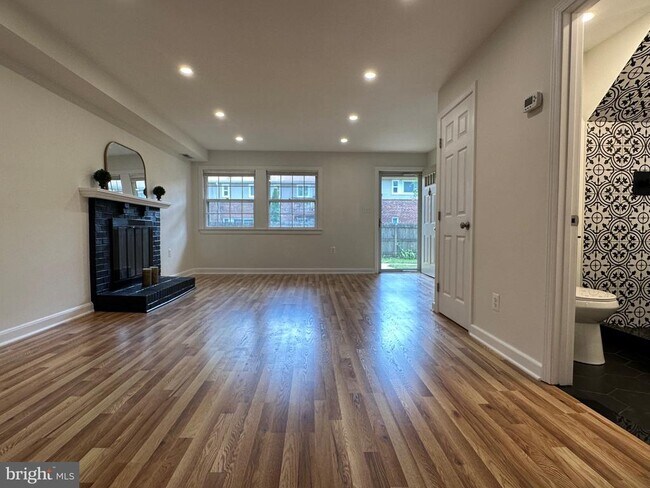 Foto del edificio - 411 Hampton Ct