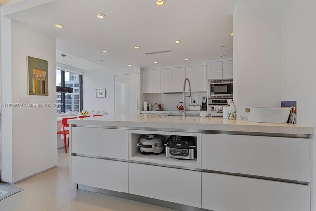 Foto del edificio - 520 Brickell Key Dr