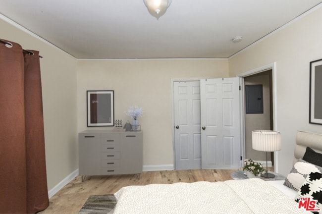 Photo - 921 W 83rd St Townhome