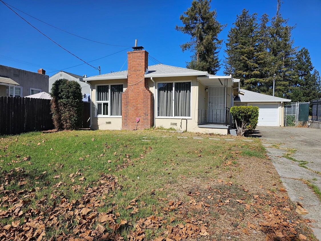 Primary Photo - Sunny and bright Single Family home in Val...