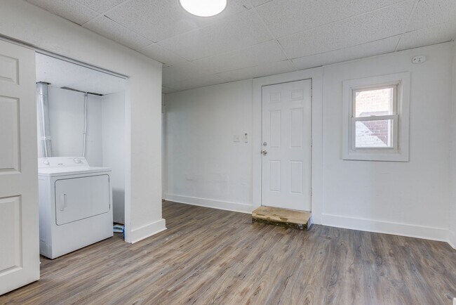 Building Photo - 826 E Warrington Ave