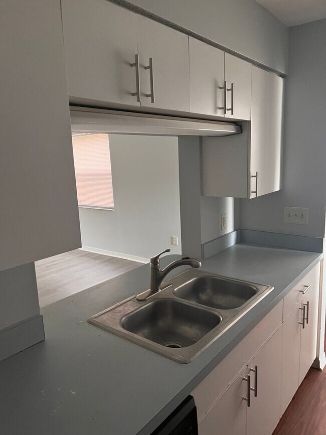 Foto del edificio - 10340 Kidron Ave