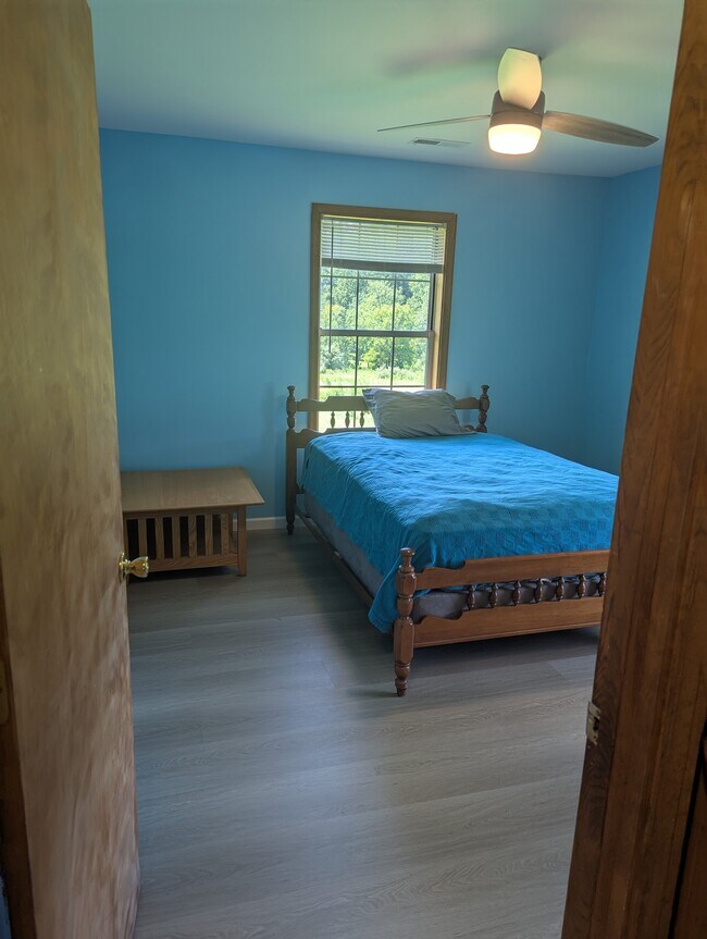 dormitorio (cama de tamaño completo para la escala) - 108 Business Park Cir