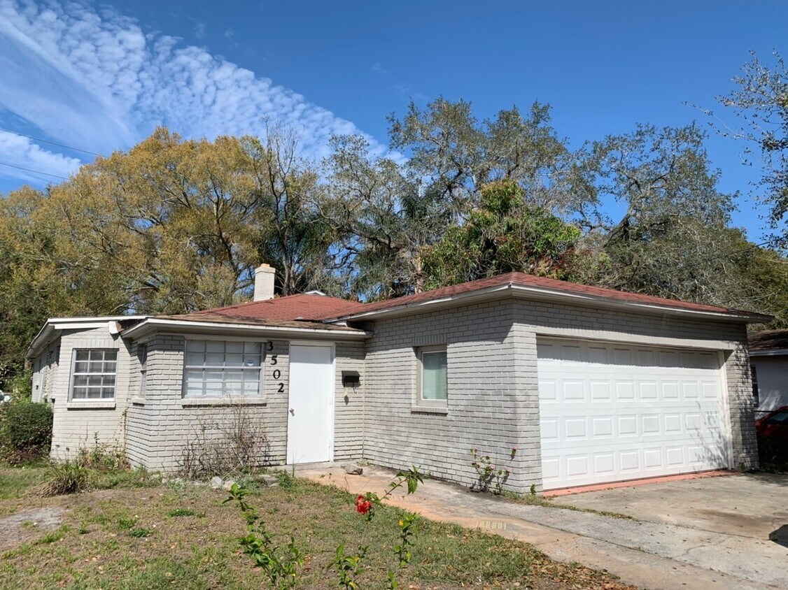 Primary Photo - 4bed/2bath/2 car garage $1680/month deposi...