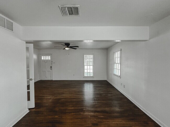 Foto del edificio - Cute 2/2 with lots of character!