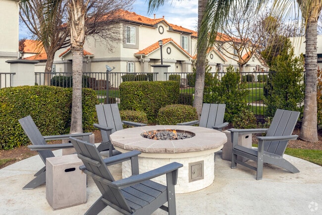 Foto del edificio - Ascent Townhome Apartments