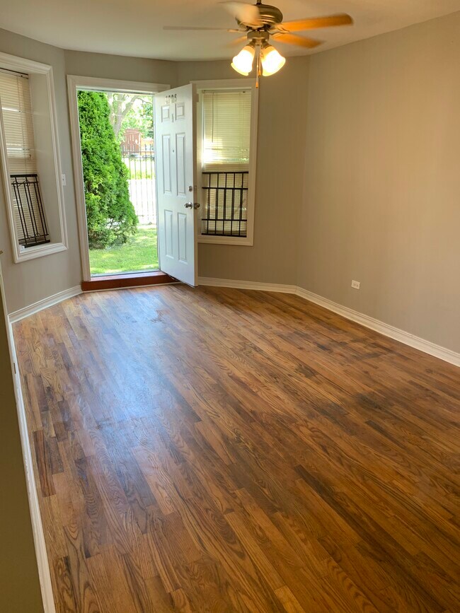 Foto del edificio - 4905 W Augusta Blvd