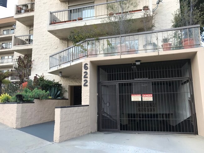 Building Photo - 622 S Barrington Ave