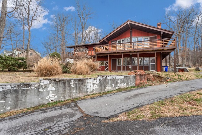 Foto del edificio - Mid-Century Lodge Home in Frederick with 6...