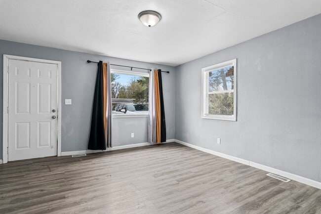 Building Photo - 2 bedroom home