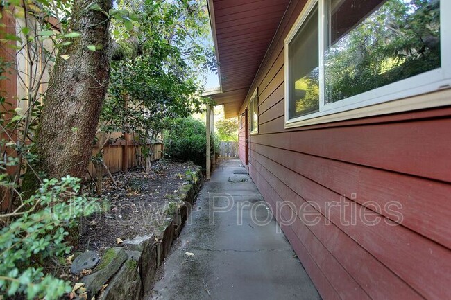 Building Photo - 1717 SW Canby St