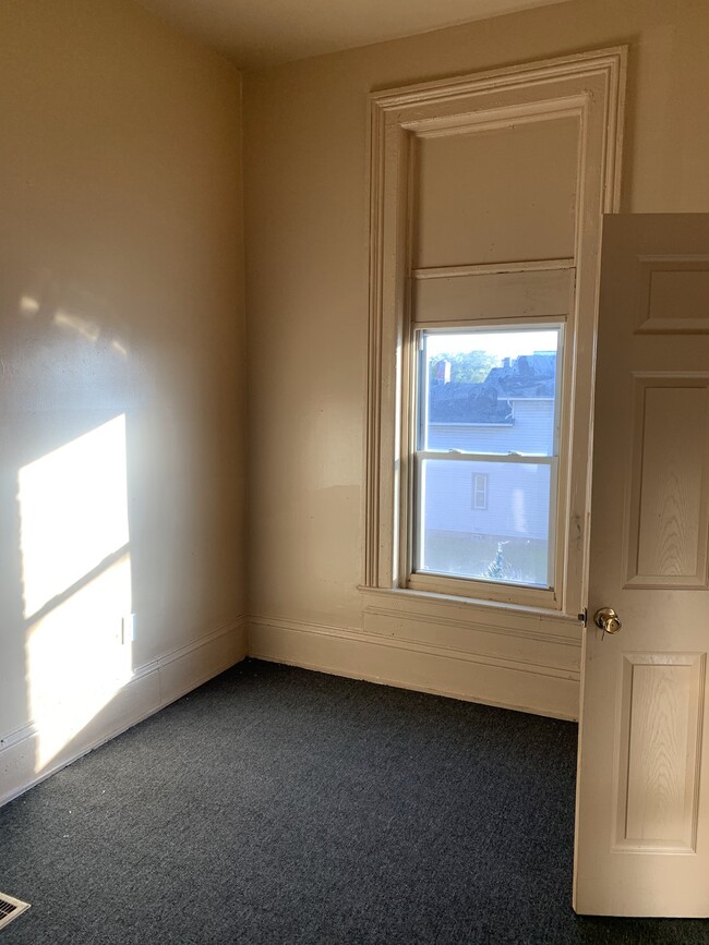 Building Photo - 368 Hudson Avenue, Unit 372 Hudson Apt 1