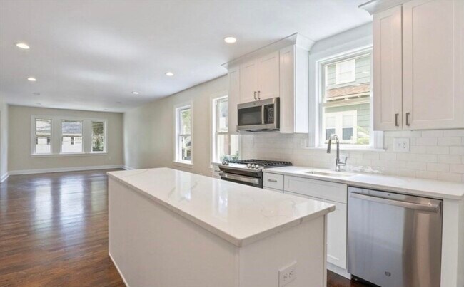 Building Photo - 14-16-16 Coniston Rd