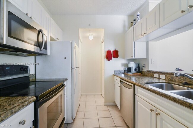 Building Photo - 2 br, 1 bath Condo - 17100 N Bay Rd Apt 1911
