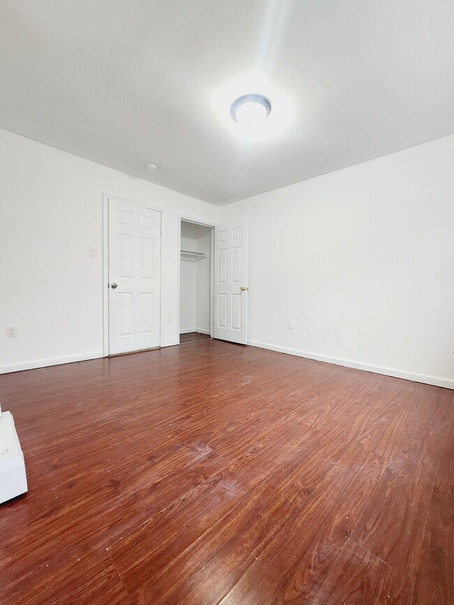 90 Armstrong Ave 2L - 88 Armstrong Ave