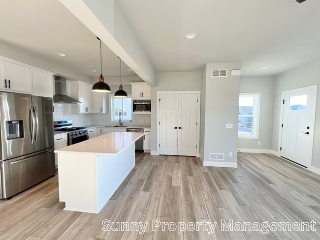 Building Photo - 4836 Romaine Rd