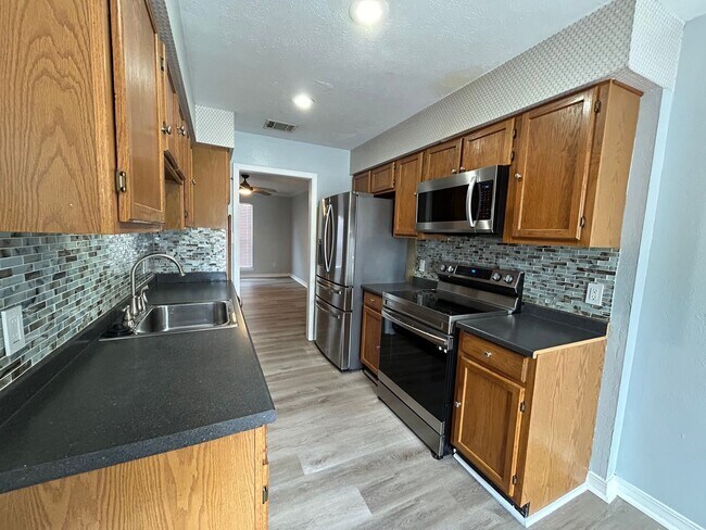 Building Photo - Gorgeous 2-Story Townhouse