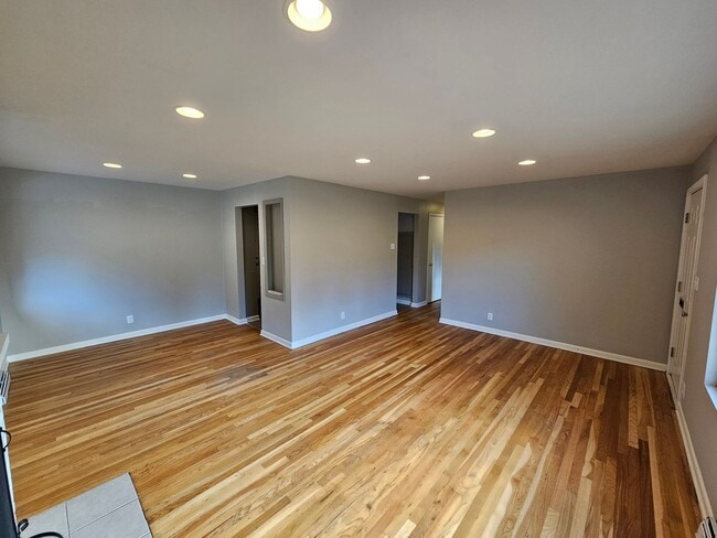 Building Photo - Beautiful Home + Mother-in-Law Suite