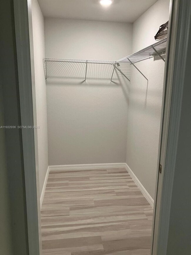 Building Photo - 434 Poinsettia Ave